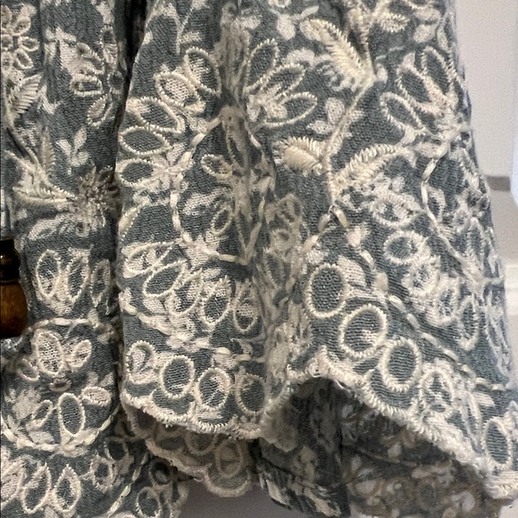 Chic Floral Sleeveless Top - Light turquoise and White - Picture 8 of 12